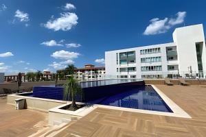 a building with a swimming pool on the roof at Hotel Premier Residence Brasília - Ozped Flats in Brasília