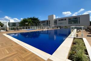 ein großes Schwimmbad vor einem Gebäude in der Unterkunft OZPED Flats Particulares Edifício Premier in Brasilia