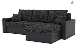eine schwarze Couch mit gemustertem Sitz und sidx sidx sidx in der Unterkunft Rona 2xZimmerwohnung in Darmstadt