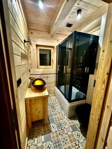 mała łazienka z umywalką i prysznicem w obiekcie Góralska Osada Tatra House z jacuzzi w mieście Białka Tatrzanska