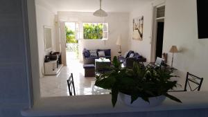 sala de estar con sofá y mesa en Coconing logements studios et maisons, en Sainte-Anne