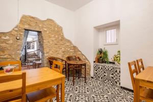 d'une salle à manger avec une table et un mur en pierre. dans l'établissement La iaia Merce, à L'Aldea
