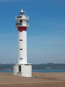 - un phare au sommet d'une plage de sable dans l'établissement La iaia Merce, à L'Aldea