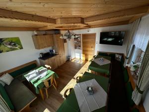 einen Blick über das Wohnzimmer mit Tischen und Sofas in der Unterkunft Bauernhof Bachgut in Mühlbach am Hochkönig