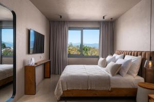 um quarto com uma cama com almofadas brancas e janelas em Roome em Fethiye