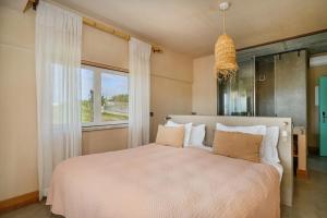 Cama ou camas em um quarto em Azenhas do Mar Valley House