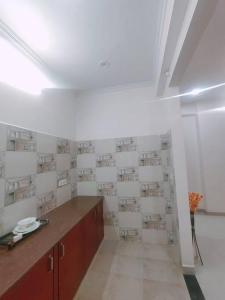 um quarto com uma parede coberta de azulejos brancos em Bayweaver nests homestay Vishal khand 102 em Lucknow
