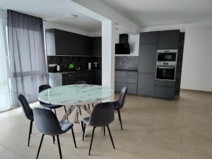 a dining room with a glass table and chairs at Valley of Business Frankfurt-West - Penthouse Nº2 - Three-Bedroom in Hofheim am Taunus