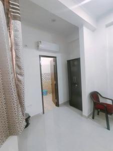 um quarto com uma cama, uma cadeira e uma porta em Bayweaver nests homestay Vishal khand 102 em Lucknow