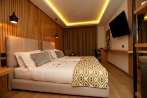 カサブランカにあるUnico Hotel & Spa Casablancaの部屋の中に大きなベッドがある寝室
