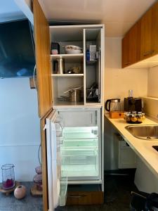 um frigorífico com a sua porta aberta numa cozinha em Amazing Guesthouse in Broek in Waterland em Broek in Waterland