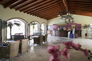 een lobby met tafels en stoelen en een vrouw in een kamer bij Club Anastasia - Family Hotel in Marmaris