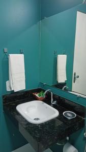 ein Bad mit einem Waschbecken und einem Spiegel in der Unterkunft Boulevard Park Hotel in São Luís