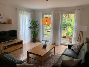 een woonkamer met een bank en een salontafel bij Ferienwohnung „Fiordaliso“ in Schweich