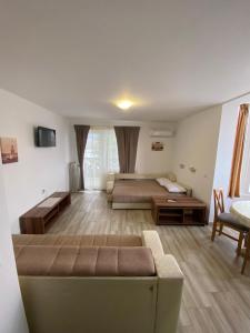 ソコバニャにあるSmestaj Milovanovicのベッドルーム1室(ベッド1台、ソファ付)