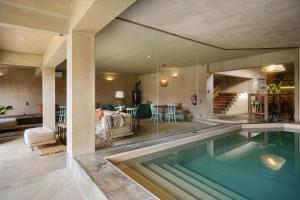 dom z basenem i salonem w obiekcie Azenhas do Mar Valley House w mieście Sintra