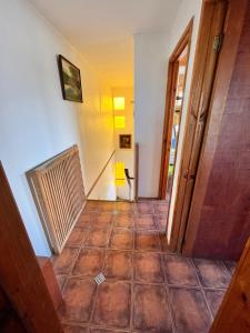 a hallway with a tile floor in a house at Excelente Casa Las Cruces in Las Cruces