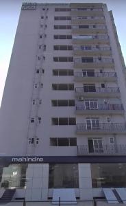 un edificio blanco alto con un letrero. en Bayweaver nests homestay in Royal plaza 905, en Lucknow