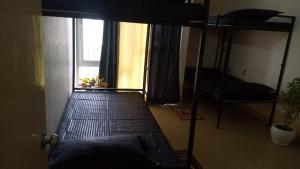 1 Schlafzimmer mit 2 Etagenbetten und einem Fenster in der Unterkunft Bayweaver nests homestay in Royal plaza 905 in Lucknow
