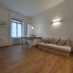 sala de estar con sofá y mesa en BnButler - Grasselli, 8 - Comfy and Newly Renovated, en Milán