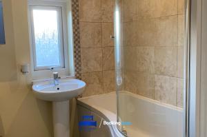 a bathroom with a sink and a toilet and a shower at 6 Bedroom House by Beds Away Short Lets & Serviced Accommodation Oxford With 2 En-suites, Garden & Free Parking in Oxford