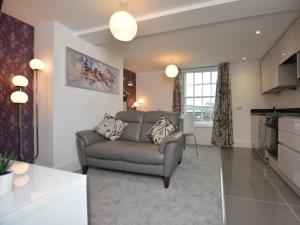 a living room with a couch and a kitchen at Home from Home - Greenwich House in Chester