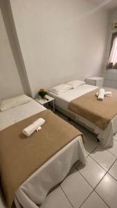 - 2 lits dans une chambre avec des serviettes dans l'établissement SÃO CRISTOVÃO HOTEL, à São Luís