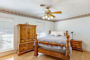 una camera con letto e ventilatore a soffitto di Tupelo Honey a Saltillo