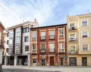 uma fila de edifícios numa rua em Apartamento Jazmín em Málaga