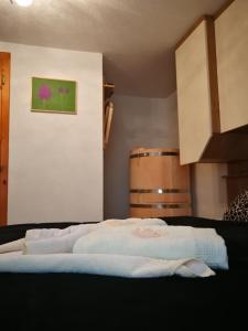uma cama num quarto com dois barris de vinho em EkoTurizem Viženčar em Cerklje na Gorenjskem