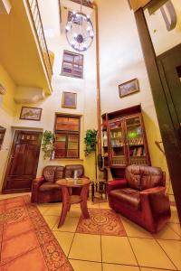 uma sala de estar com dois sofás e uma mesa em Betlem Club Hotel em Praga