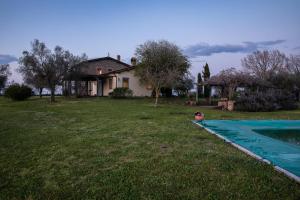 a house and a swimming pool in a yard at Casale del Rosmarino - Monolocale Melograno in Montefiascone