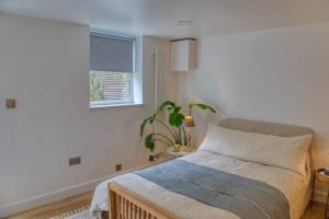 เตียงในห้องที่ Modern self-contained Studio with own access in Stroud Green