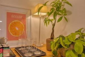 stół z dwoma kieliszkami i rośliną w obiekcie Modern self-contained Studio with own access in Stroud Green w Londynie