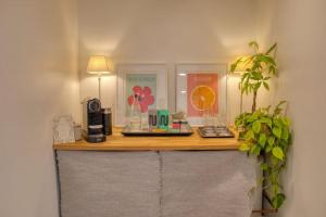 una scrivania in una stanza con una pianta di Modern self-contained Studio with own access in Stroud Green a Londra