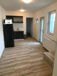 ein leeres Zimmer mit einer Küche und einem Kühlschrank in der Unterkunft Rona 2xZimmerwohnung in Darmstadt