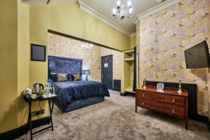 een slaapkamer met een bed en een dressoir bij Jazz House in Derry Londonderry