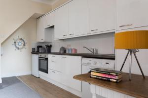 Ett kök eller pentry på Promenade Apartments Maldon
