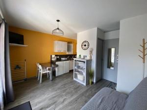 a living room with a kitchen and a dining room at Maison Capbreton, 3 pièces, 4 personnes - FR-1-413-126 in Capbreton