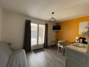 a living room with a kitchen and a dining room at Maison Capbreton, 3 pièces, 4 personnes - FR-1-413-126 in Capbreton
