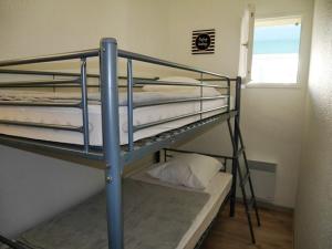 2 Etagenbetten in einem Zimmer mit Fenster in der Unterkunft Maison Capbreton, 3 pièces, 4 personnes - FR-1-413-126 in Capbreton