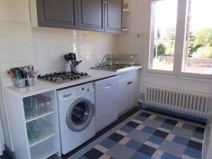 a kitchen with a washing machine and a window at Maison Spacieuse à Carnac - 4 Chambres, Terrasse et Jardin, Proche Plage et Commerces - FR-1-377-45 in Carnac +5 photos