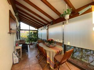 a dining room with a table and chairs at Villa Capbreton, 4 pièces, 6 personnes - FR-1-413-106 in Capbreton