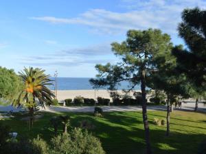 een park met een strand en bomen en de oceaan bij Appartement Argelès-sur-Mer, 2 pièces, 4 personnes - FR-1-225-696 in Argelès-sur-Mer