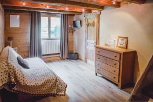 TV/trung tâm giải trí tại La Ferme des Cousines