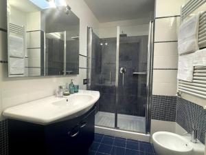 y baño con lavabo y ducha. en Casa giordi - intero appartamento, en Empoli