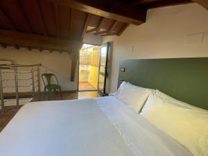 1 dormitorio con 1 cama blanca grande y cabecero verde en Casa giordi - intero appartamento, en Empoli