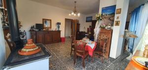 eine Küche und ein Esszimmer mit einem Tisch und Stühlen in der Unterkunft IL CENTRALE GUEST HOUSE NEW in Nuoro