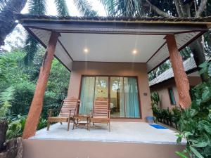 Gallery image of Sunny Cove Beach Resort Koh Phayam in Ko Phayam