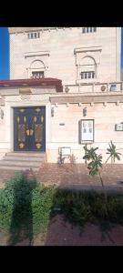 a building with a door and a bench in front of it at الينبوع الأخضر in Medina